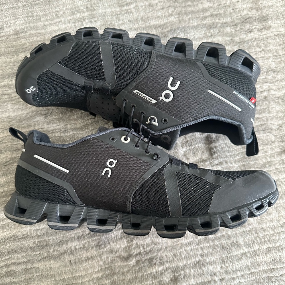 On Running Cloud Shoes in Black
